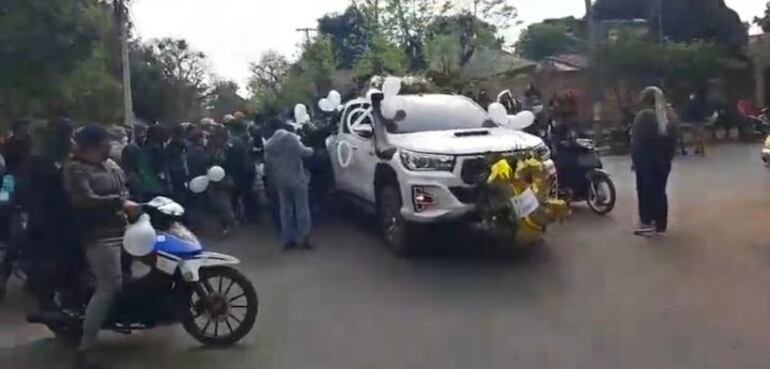 Una multitud acompañó al joven Jovani Fernández hasta su última morada. El joven asesinado cumplía hoy sus 18 años.