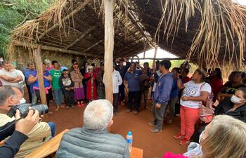 Senadores se reunieron hoy con el titular de Itaipú, para hablar sobre el reclamo del pueblo indígena Ava Guaraní, que fue desalojada una vez más de la zona.