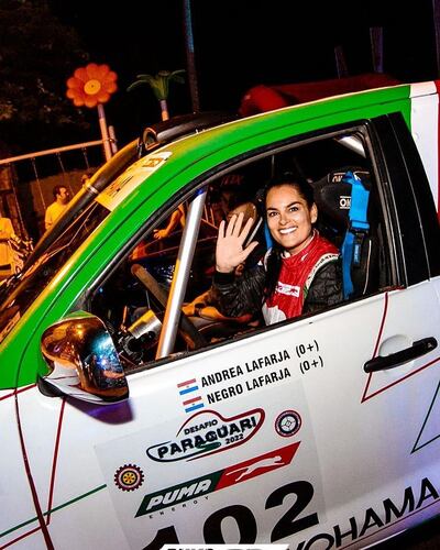 Feliz, Andrea Lafarja en la largada simbólica de la primera fecha del Campeonato Nacional de Rally Cross Country.