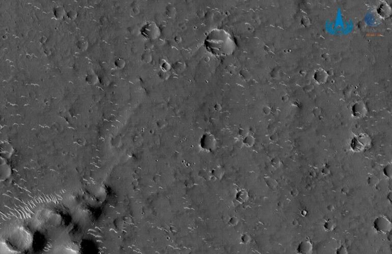 Una de las fotografías en blanco y negro captadas por la sonda de exploración china en el planeta Marte.