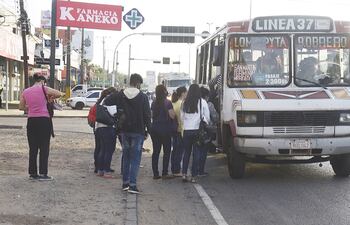 En las últimas semanas, los usuarios del transporte público aguardan más de lo habitual los buses. El Gobierno dispuso camiones militares para reforzar el servicio, lo cual no es suficiente.
