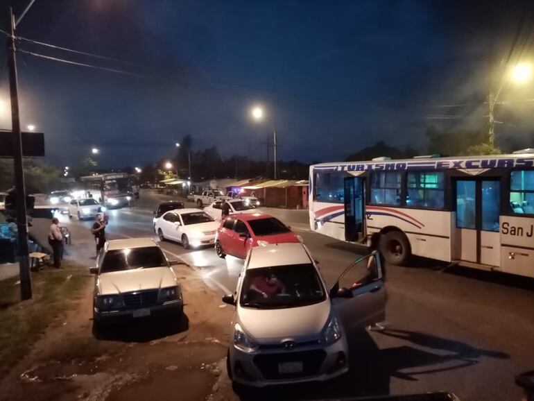 Los vehículos quedaron varados ante el corte ocasionado por los manifestantes contra la suba del precio de los carburantes. 