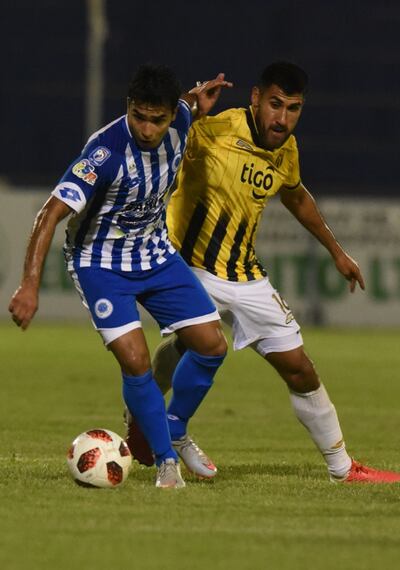 Pablo Ayala, autor del gol del triunfo del 12 de Octubre frente a Guaraní, en esta se hace de la pelota ante Ángel Benítez.