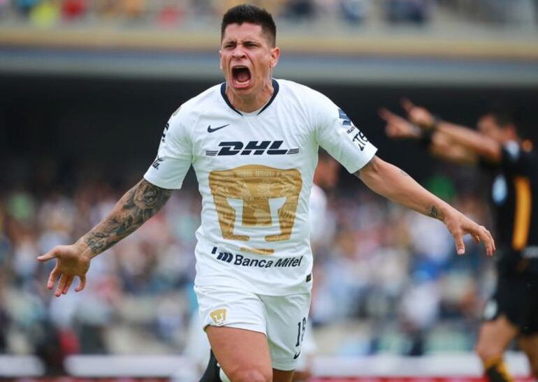 Juan Manuel Iturbe retorna a Pumas tras fracasar su fichaje en el Genoa de Italia.