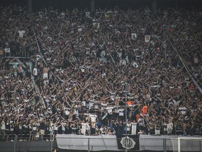 Los hinchas de Olimpia en el sector de Gradería Sur del Defensores del Chaco contra Sol de América por la fecha 21 del torneo Clausura 2022 del fútbol paraguayo.