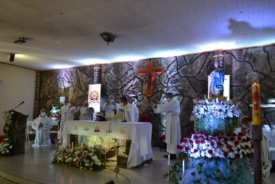 El obispo Pedro Collar Noguera (c) presidió la misa en honor a Nuestra Señora de la Asunción.