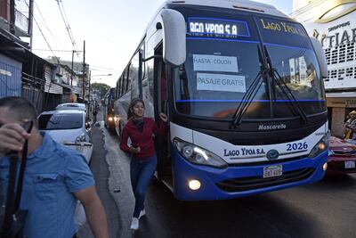Los mismos buses que se sacaron a las calles ante la regulada de los transportistas volverán a salir el domingo 30 de abril.