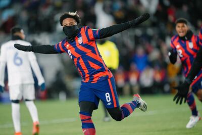 Weston McKennie, cubierto con una pasamontañas, festeja su gol para Estados Unidos.