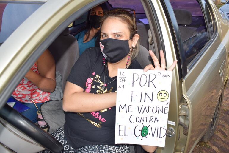 Pese a horas de espera la gente demostraba ganas de recibir la vacuna contra el covid-19. La foto corresponde al paseo parque de Villa Elisa 