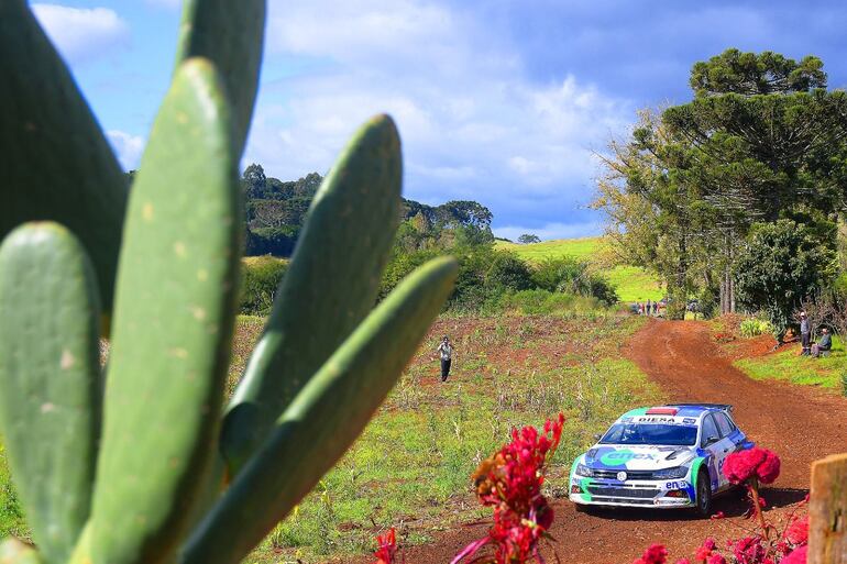 Postales de Erechim. Augusto Bestard-José Luis Díaz, a los mandos del VW Polo GTI R5, durante las pruebas privadas. (JES Audiovisual)