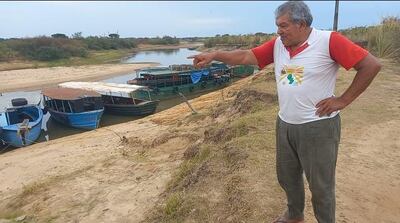 Don Erenio Centurión, experimentado navegante de lanchas, muestra que hace dos años las embarcaciones de pasajeros están parados a la orilla del río Paraná