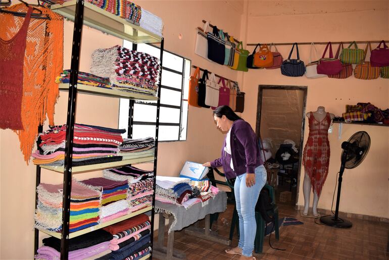 Lachy Ferreira muestra el lugar de donde los desconocidos se llevaron su pedido que tenía preparado