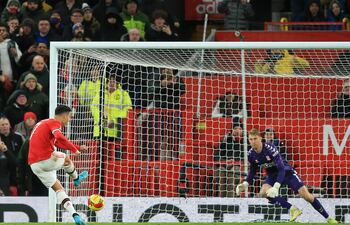 Momento en que Cristiano Ronaldo remata afuera desde el punto penal ante el Middlesbrough.