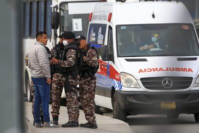 Guardias penitenciarios son vistos en el Centro de Rehabilitación Social Regional Sierra Centro Norte, en la ciudad de Latacunga (Ecuador). (EFE)