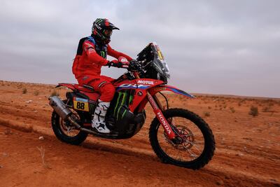 El piloto español Joan Barreda Bort intentará seguir escalando posiciones en la categoría de Motos. Faltan tres etapas más para que culmine ésta nueva edición del Dakar.