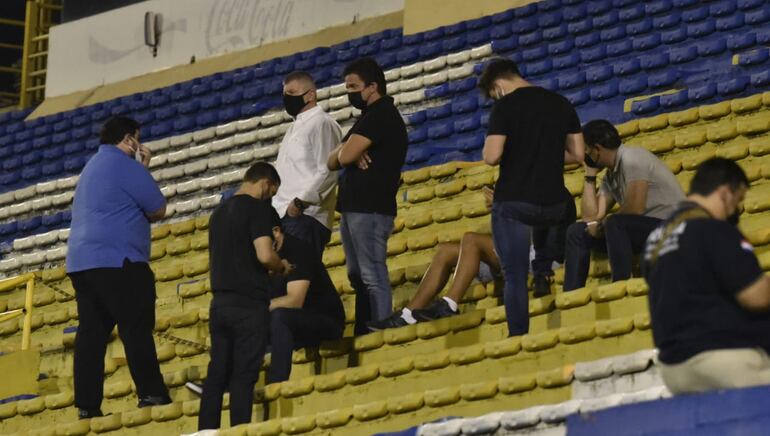 Miguel Brunotte (camisa blanca) junto a otros directivos en el Feliciano Cáceres.