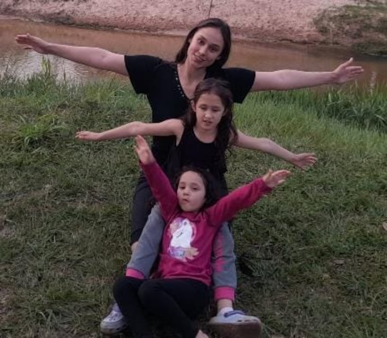 Mónica Noguera y dos hijas, sacrifican sus ahorros para llevar un poco de alegría a los niños de Cateura.
