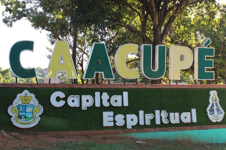 Caacupé es la capital del. tercer departamento del. Paraguay, Cordillera. Está ubicada a 54 kilómetros de la ciudad de Asunción.