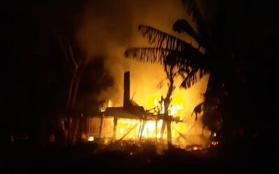 El fuego que se habría originado a raíz de un cortocircuito consumió en cuestión de minutos la vivienda de madera.