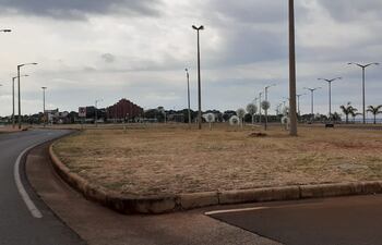 El paso de la zona verde de la Costanera de Encarnación agoniza ante la falta de lluvias.