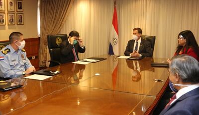 Autoridades policiales y judiciales, en la reunión previa  a la firma del convenio. Fue ayer en la CSJ.