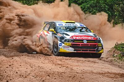 En Santaní se disputa la última fecha del Nacional de Rally.