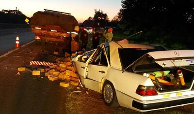 El automóvil en la banquina, tras la violenta colisión que dejó un muerto y un herido.