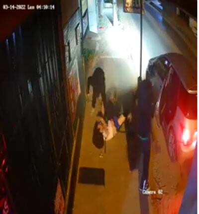 Ya con la vestimenta destrozada, la víctima sigue luchando desde el suelo contra los que criminales, quienes finalmente escaparon su dinero y celular.