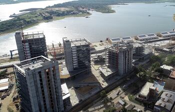 Con un avance en torno al 65% sigue la construcción de las torres de oficinas de Gobierno en el predio del puerto de Asunción. Tiene un encarecimiento de G. 95.750 millones.