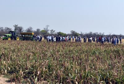 Gran cantidad de productores participaron de la jornada de maquinarias en Pioneros del Chaco.