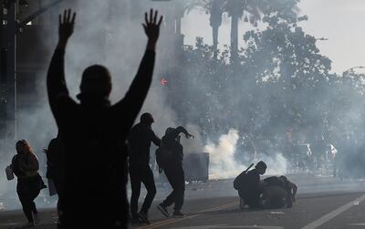 Manifestantes durante un enfrentamiento con la policía en Los Ángeles, California (EE.UU.), el sábado.