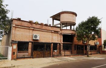 En esta casa sobre la calle Julia Miranda Cueto de Estigarribia de Itacurubí de la Cordillera ocurrió el violento ataque. La víctima murió horas más tarde y el supuesto perpetrador Rodney Alfirio Santacruz Villasanti intentó autoeliminarse, pero sigue vivo.