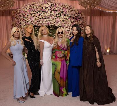Una constelación de estrellas. La recién casada Britney Spears rodeada de Donatella Versace, Paris Hilton, Selena Gómez y Drew Barrymore.