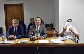 El acusado Miguel Angel Cavallo (der.) con sus defensores, en la sala de juicio oral y público.