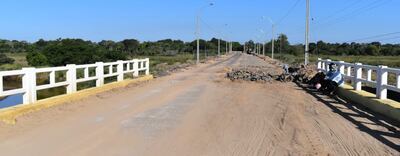 En el puente sobre el arroyo Yabebyry se realizaron obras complementarias. El cauce es límite natural entre Yabebyry y Ayolas.