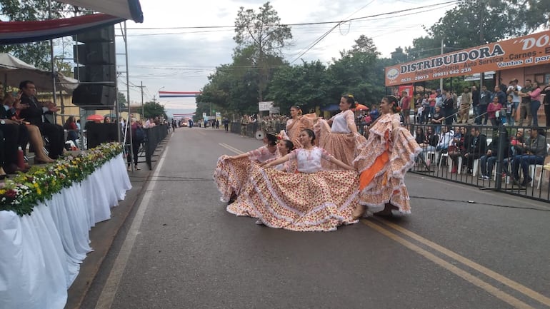 Las bailarinas muestran alegraron a los presentes.
