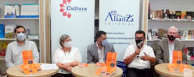 Arnaldo Ramón Meza presentó ayer su libro sobre la vida del poeta Emiliano R. Fernández.