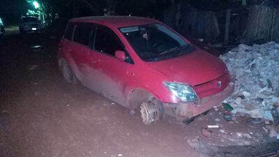 El automóvil fue abandonado por el delincuente tras chocar durante la huida.
