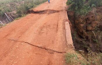 Se desmorona puente "Sinfó" acceso Mbuyapey-María Antonia.