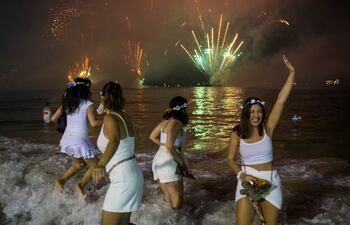 La tradicional fiesta a orillas del mal y con multitud de participantes tendrá que repensarse ante la pandemia.