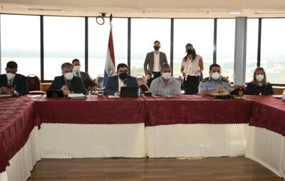 Ministro Giuzzio, fiscala Sandra Quiñónez, entre otras autoridades, en la comisión de DD.HH.