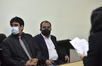 El exintendente de Lambaré Roberto Cárdenas junto al abogado David Florentín.