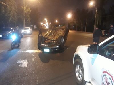 El rodado quedó con las ruedas hacia arriba con serios daños y afortunadamente la mujer y su hijo no sufrieron lesiones graves.