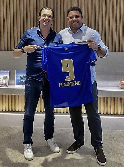 Ronaldo Nazario (d) junto a Sergio Santos Rodríguez, el presidente del Cruzeiro, club que acaba de comprar el “Fenómeno”.