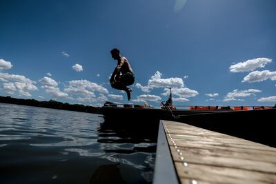 Un hombre se tira al rio Uruguay en la Provincia de Entre Ríos (Argentina). El sonido de la lancha se camufla con el batir lento y calmo de las olas. Las garzas levantan el vuelo, las libélulas compiten en velocidad, las hormigas suben por las piernas, corretean por la piel, pican. Y no hay ningún humano en los alrededores: solo la barca, sus tripulantes y el humedal.