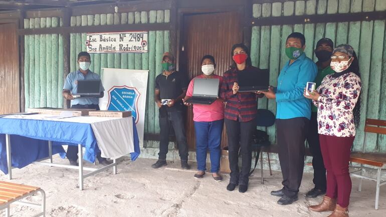 Notebook entregado por el MEC en julio a maestros de una escuela Ishir de Fuerte Olimpo, no pueden utilizar por falta de cobertura de internet.