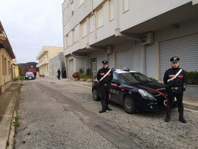 Carabineros montan guardia en el exterior del escondite del capo mafioso de la Cosa Nostra Matteo Messina Denaro, en Campobello di Mazara, Sicilia.