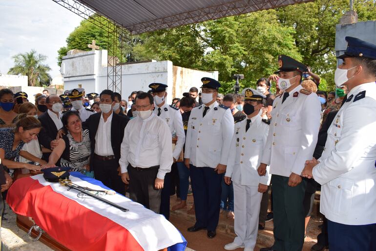 Emotivo momento se vivió en el cementerio de Yaguarón cuando el Tte. Pablo Vera dirigió un mensaje en memoria de su camarada fallecido