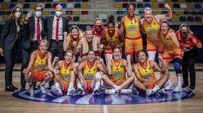 El Spar Girona, con Paola a la derecha de la foto. Fue cuando lograron la clasificación a la llave principal de la Euroliga.