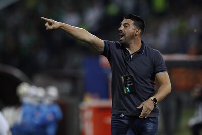 Julio César Cáceres, entrenador de Olimpia, en el partido revancha de la Fase 2 de la Copa Libertadores contra el Atlético Nacional.